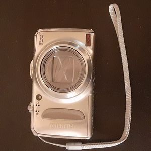 FUJIFILM 550EXR digital point and shoot